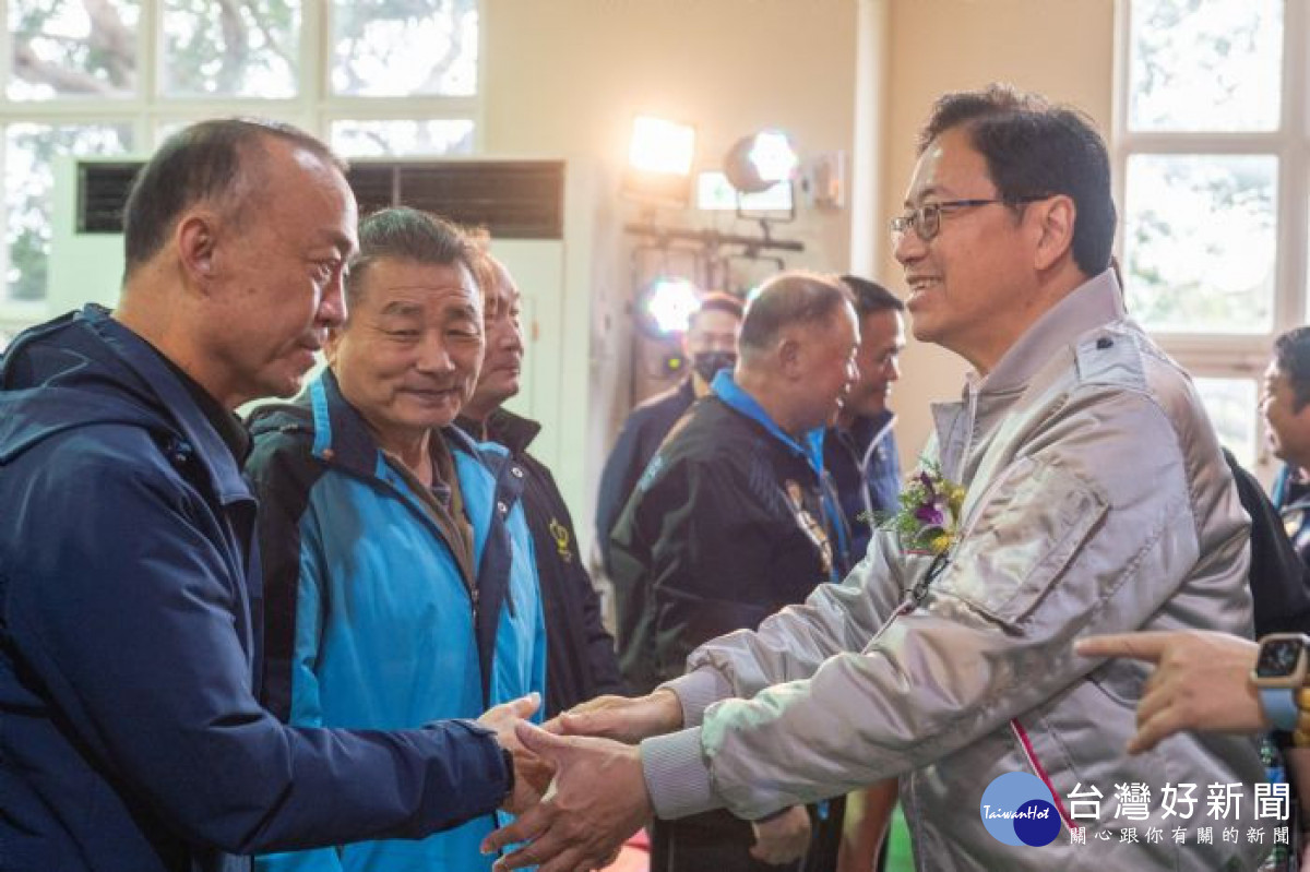 張市長問候農友們。<br />
