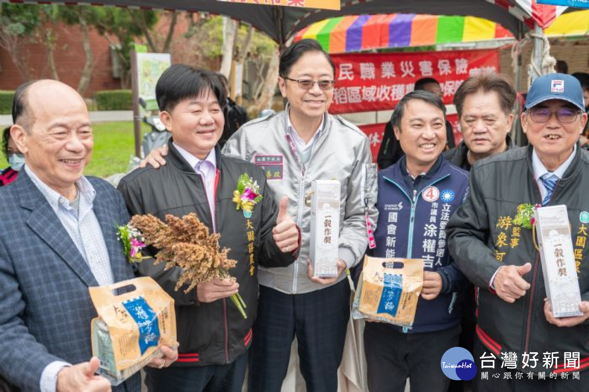 張市長參觀農特產展售攤位，並推廣當地生產的蕎麥產品。<br />
