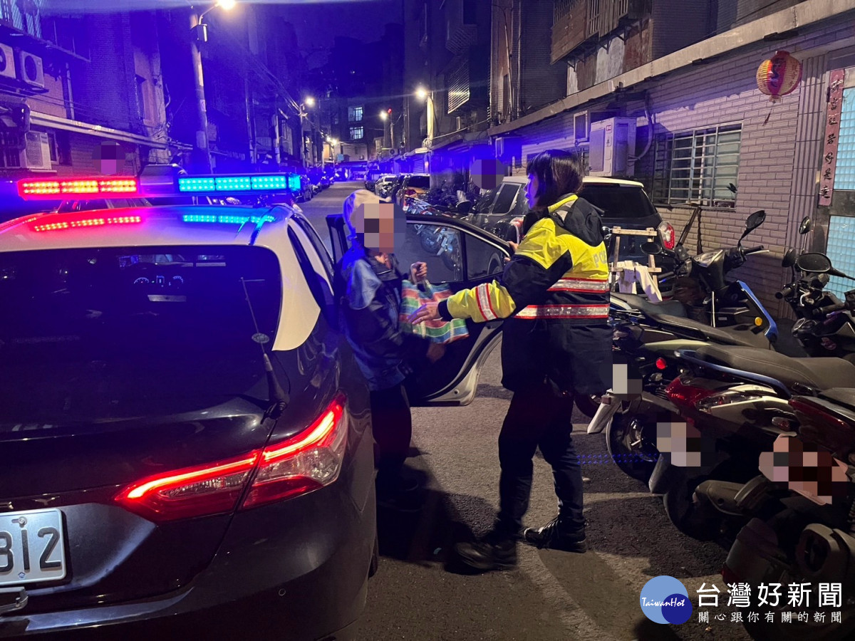 警方積極協助將老婦平安順利的送返家。<br />
