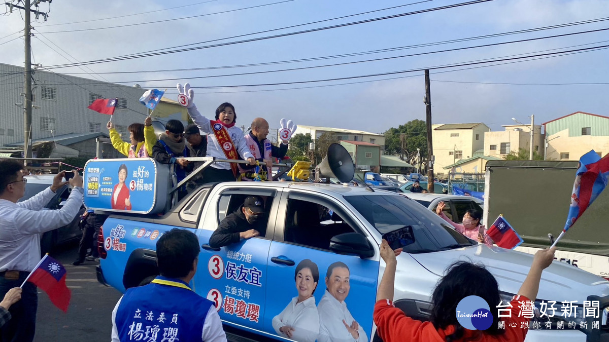 韓國瑜、楊瓊瓔站上競選戰車比出OK手勢，力挺3號楊瓊瓔及侯康配。