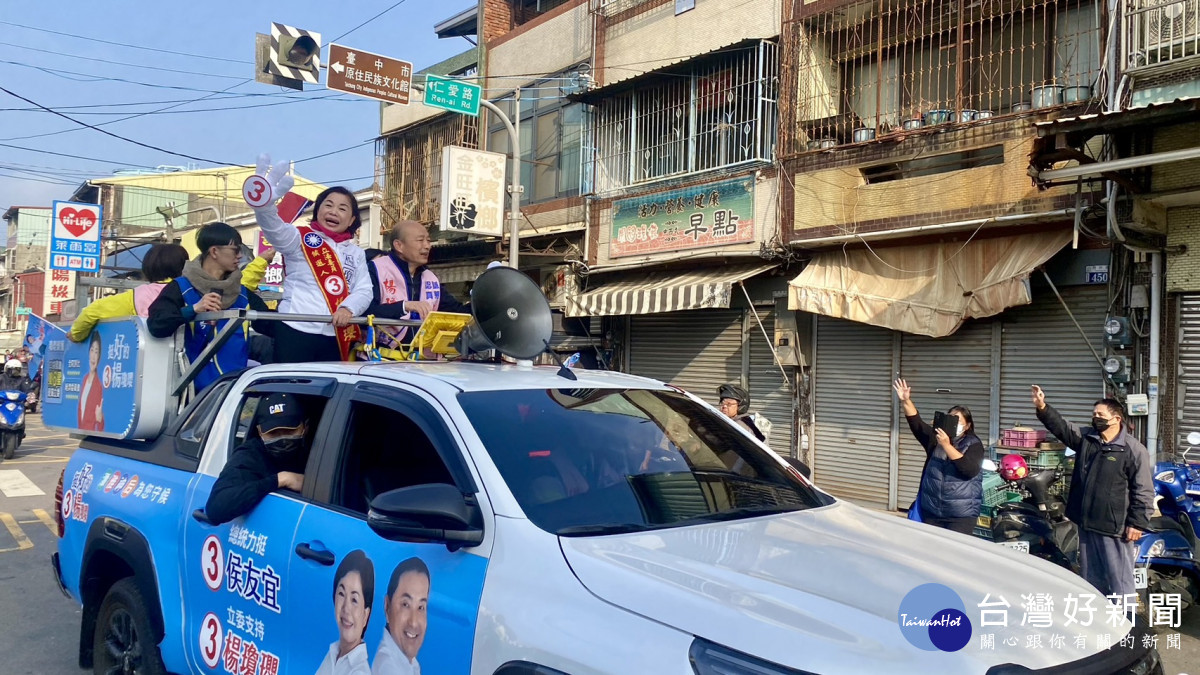 韓國瑜助選楊瓊瓔，並陪同車隊掃街大雅區忠義、六寶社區，沿街數百支持者揮舞國旗歡迎。