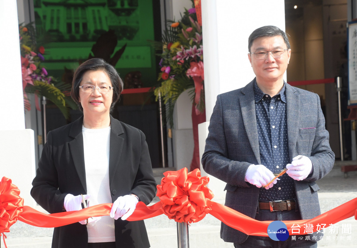彰化縣長王惠美、鹿港鎮長許志宏等人與會剪綵並欣賞新春首展。圖／記者鄧富珍攝<br />
<br />
