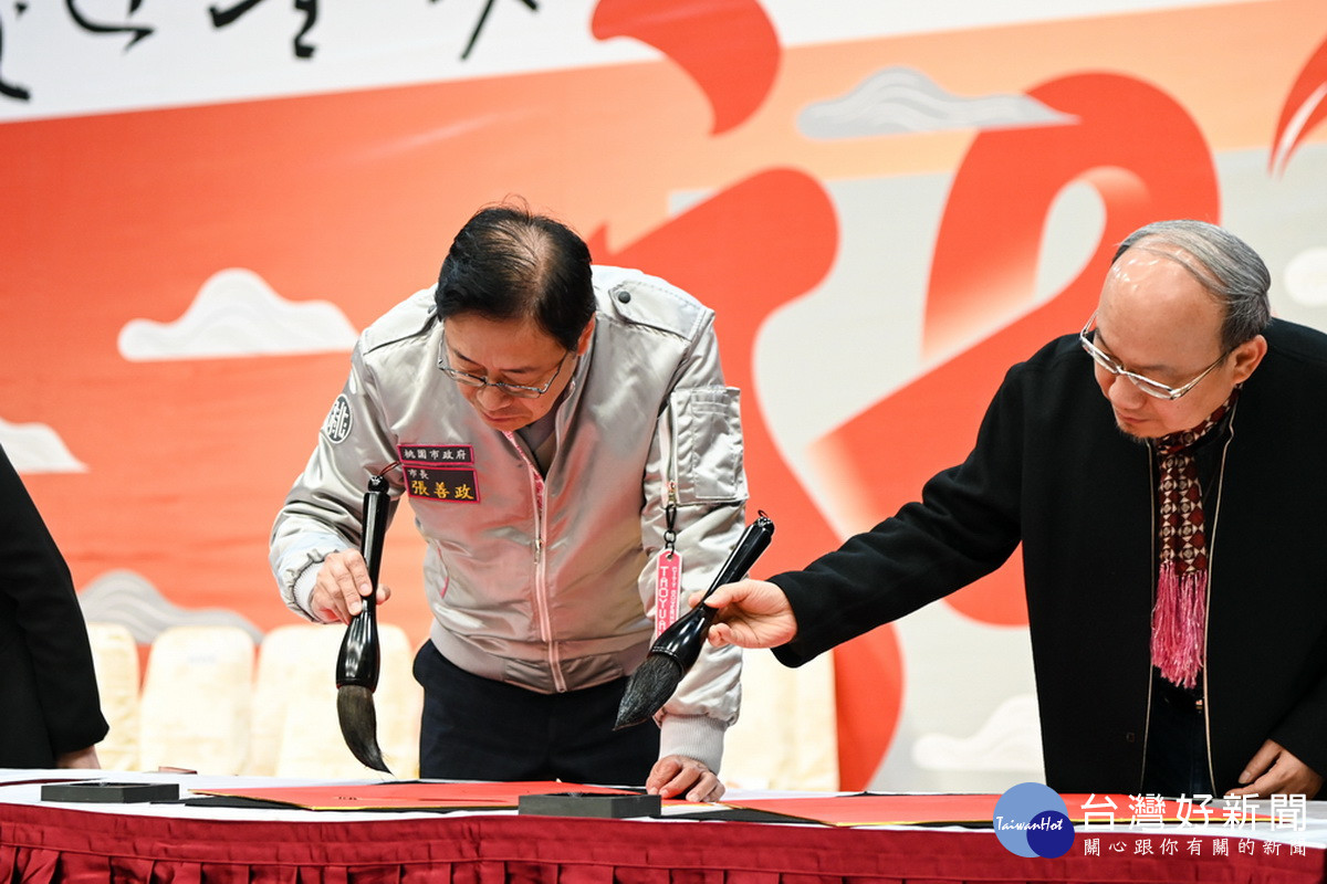 桃園市長張善政為「龍迎墨韻：第18屆桃園全國春聯書法比賽」進行開筆儀式。