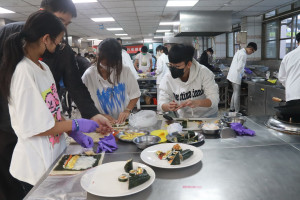 天糰組同學各具創意。（記者扶小萍攝）
