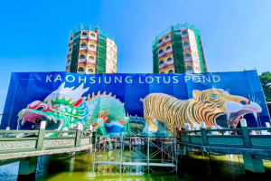 ▲龍虎塔一比一照片原圖輸出施掛於塔上及龍虎塔入口，針對施工工區進行美化。