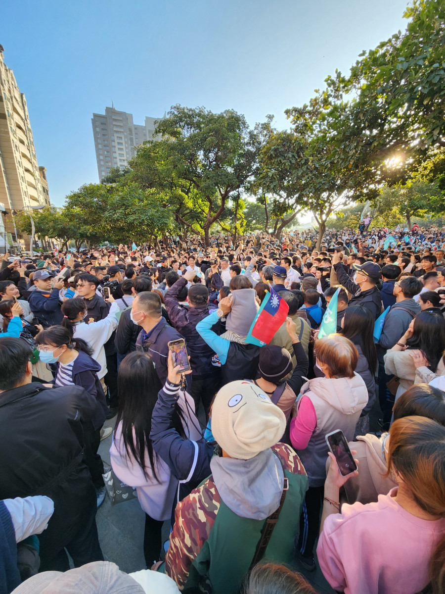 支持者於台中市民廣場迎接柯文哲
