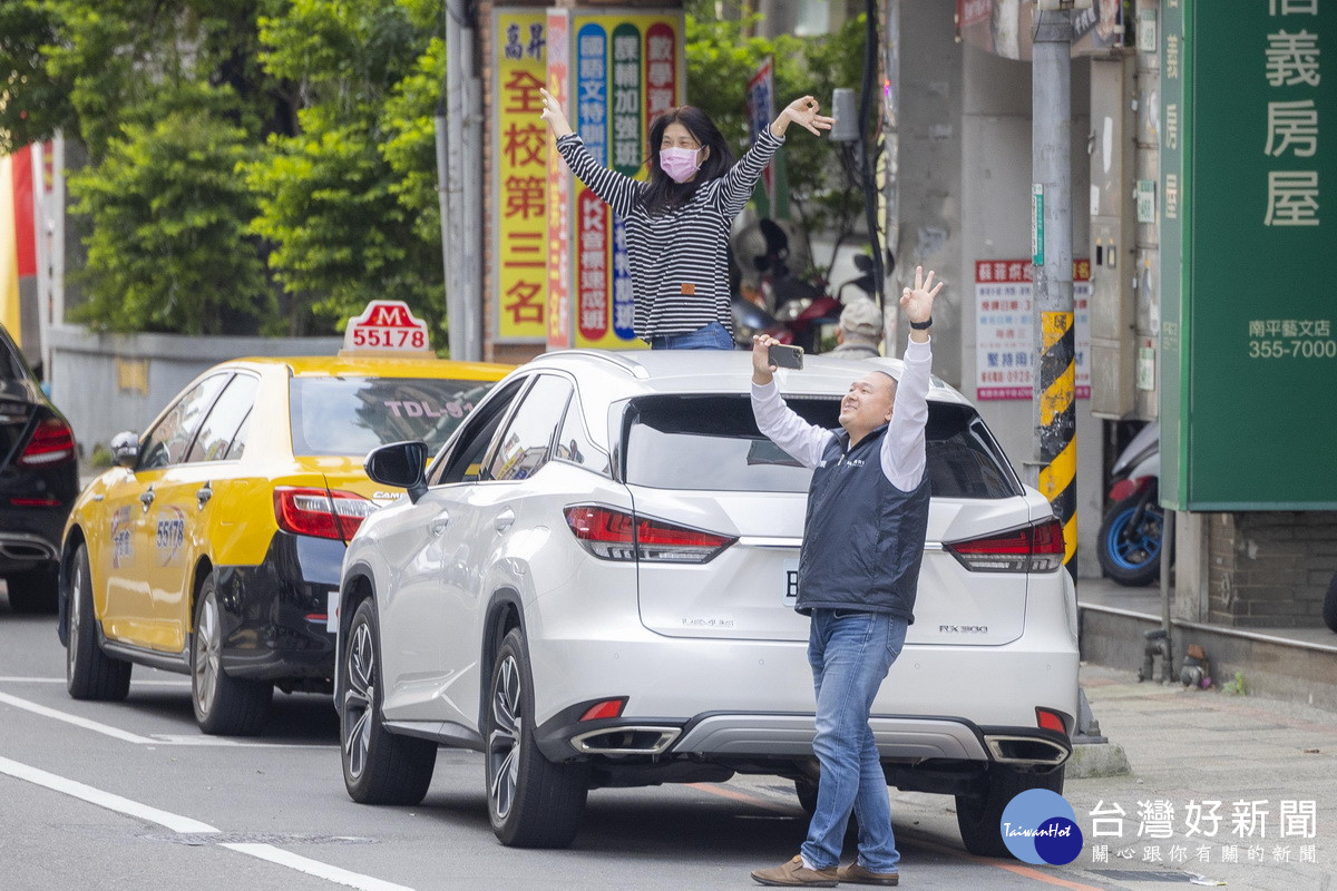 國民黨總統候選人侯友宜桃園、中壢地區車掃拜票，民眾夾到歡迎熱情相挺。<br /><br />
