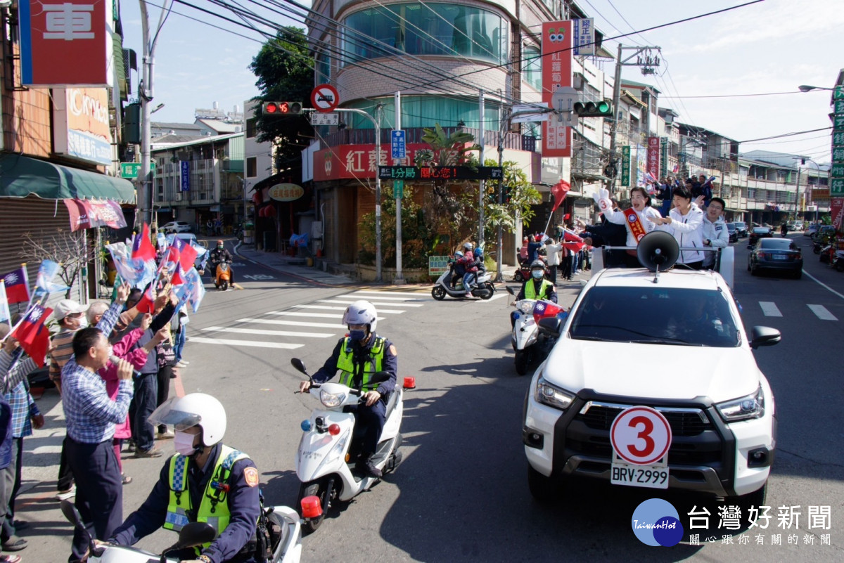 盧秀燕、楊瓊瓔車掃沿途路口都有支持者揮舞國旗與競選旗幟，表達堅定支持。