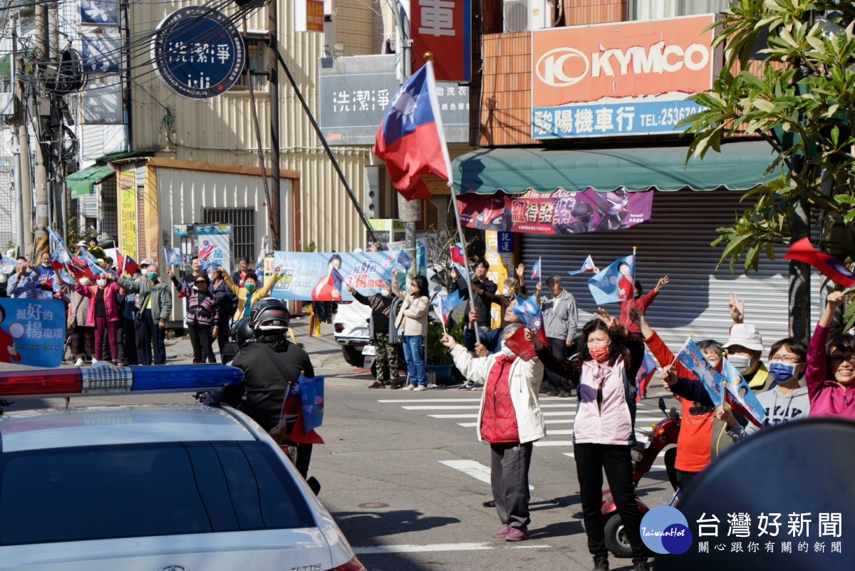 盧秀燕、楊瓊瓔車掃沿途路口都有支持者揮舞國旗與競選旗幟，表達堅定支持。