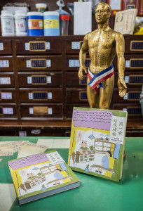 ▲文化局人情商店系列專書出版《煎一壺時代補帖：高雄30家老中藥房的故事秘方》，於前金區永興中藥房舉辦出版發表會。
