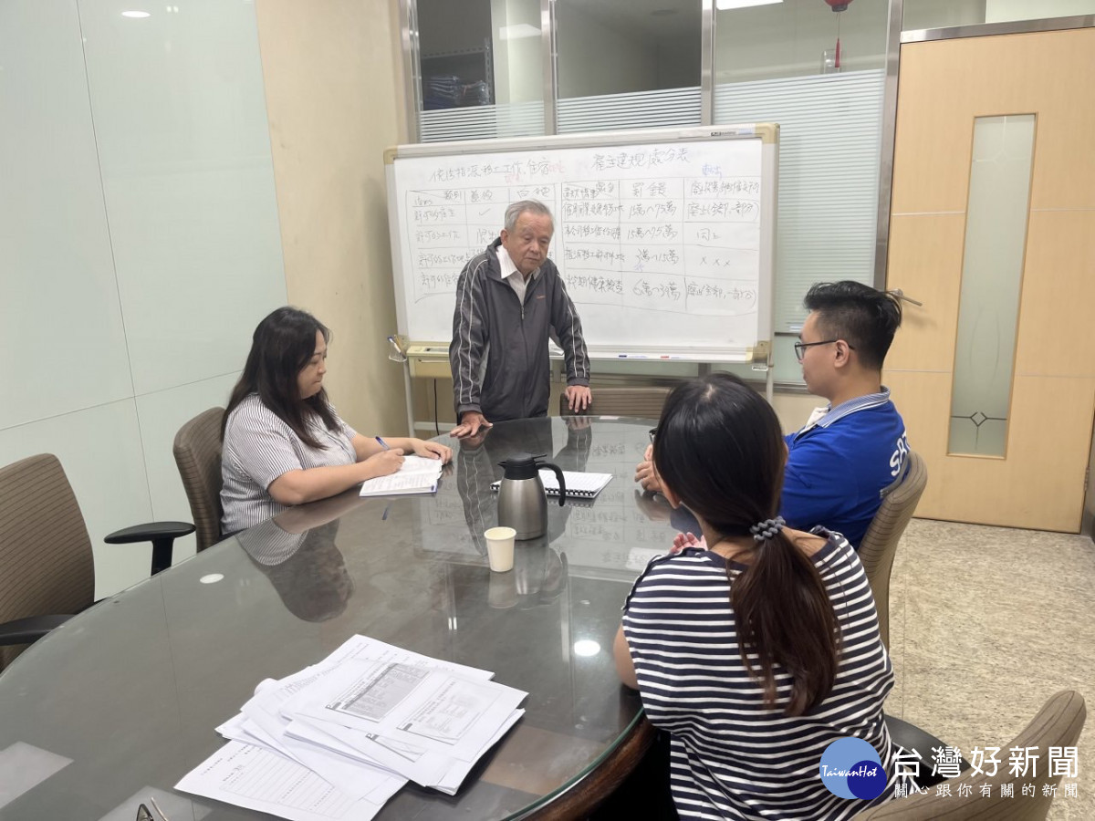 74歲許朝茂老師授課照片。<br />
