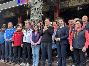 趙少康在敦和宮太清宮都向民眾籲支持侯康支持馬文君游顥。（記者扶小萍攝）