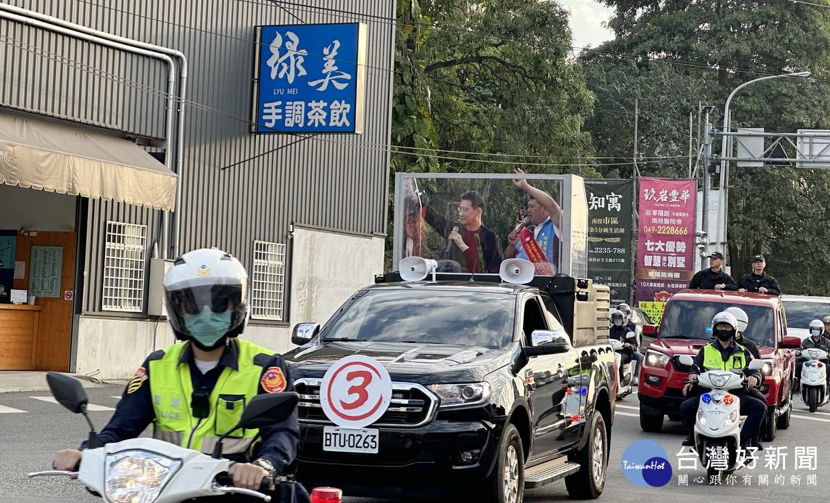 趙少康陪同游顥在南投市掃街拜票。（記者扶小萍攝）