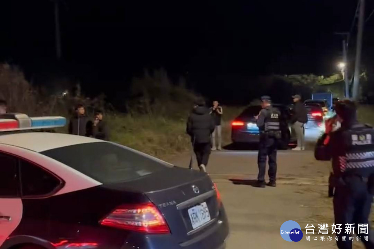 改裝車深夜聚集，大園警口袋戰術包圍攔查開罰。