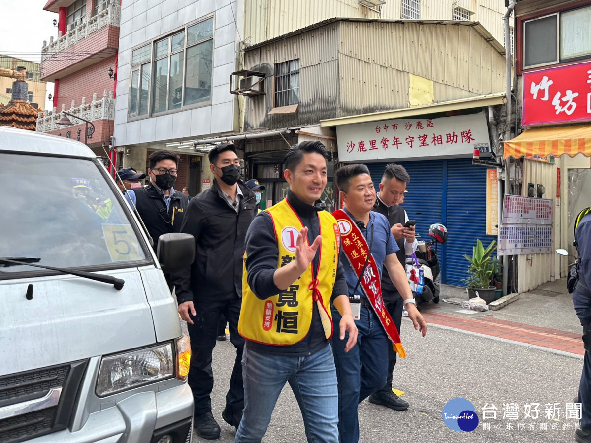 台北市長蔣萬安陪同顏寬恒掃街拜票。
