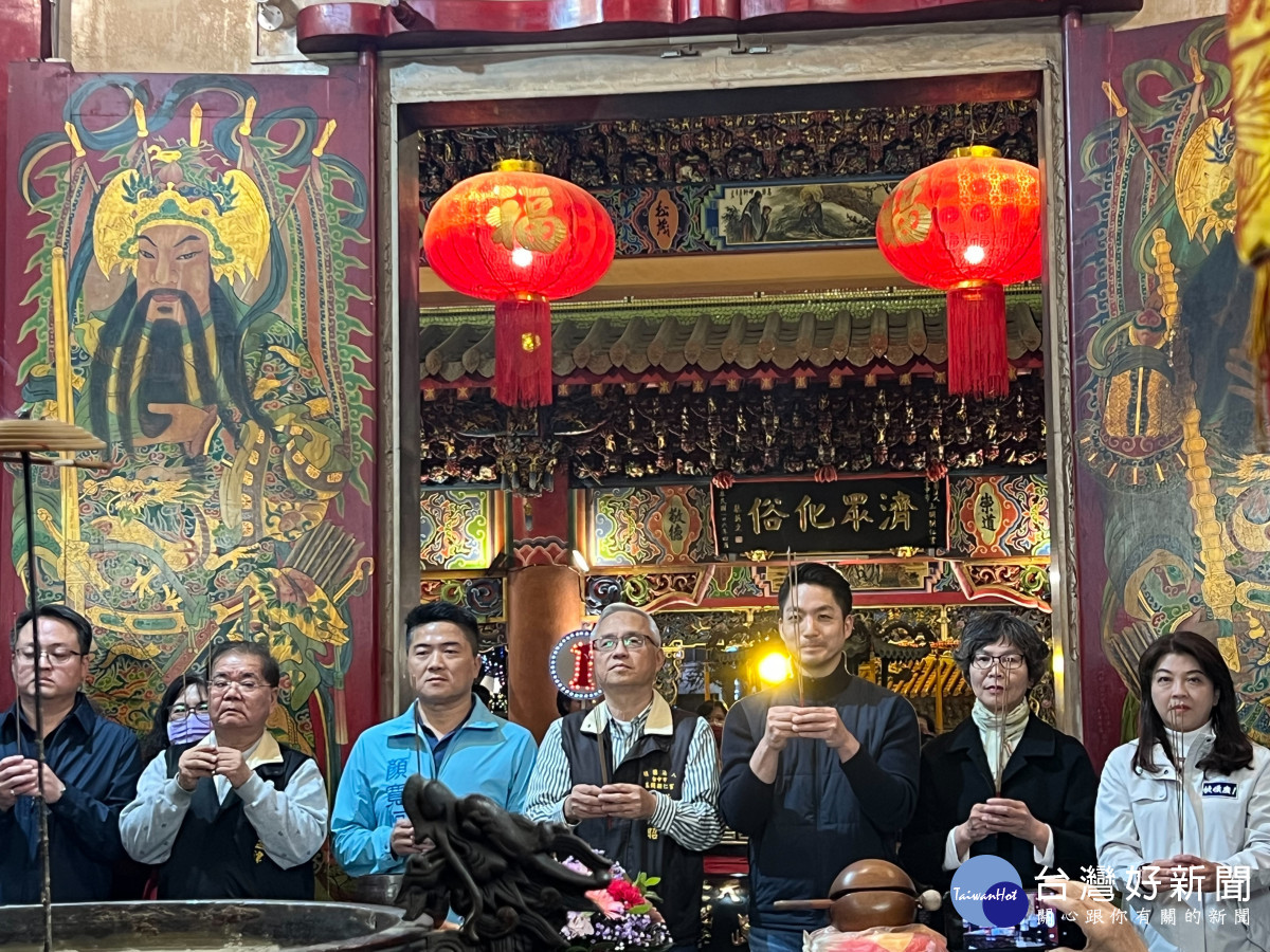 台北市長蔣萬安與顏寬恒、蔡壁如參拜烏日玉闕朝仁宮。