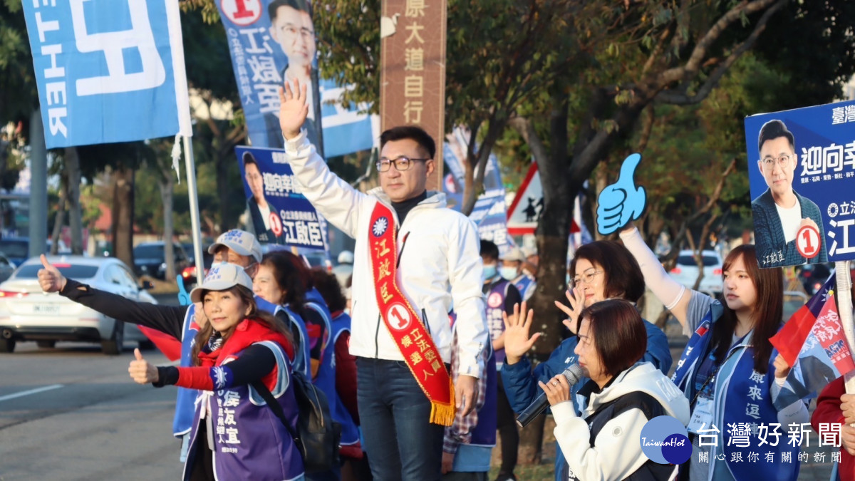 國民黨海外助選團陪同立委候選人江啟臣站路口拜票。