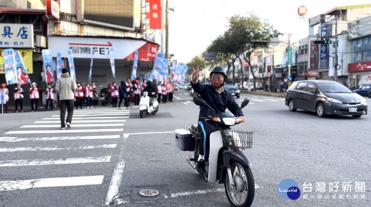 熱情支持者比出OK手勢，表達堅定支持3號楊瓊瓔。