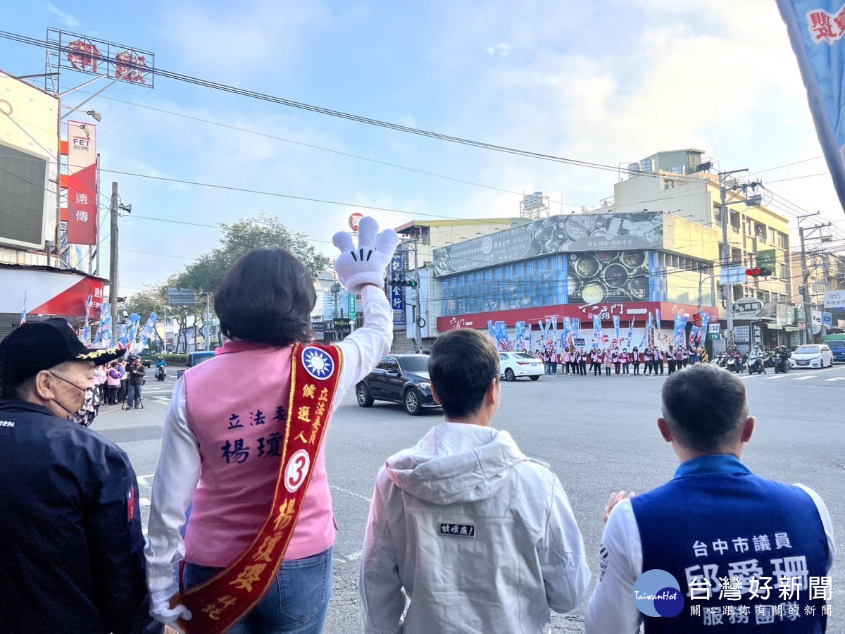 后里區113名志工和后里區所有里長陪同台中市第三選區國民黨立委候選人楊瓊瓔站路口拉票。