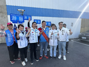 民眾黨立委候選人蔡壁如抵南投為國民黨游顥助勢。（記者扶小萍攝）
