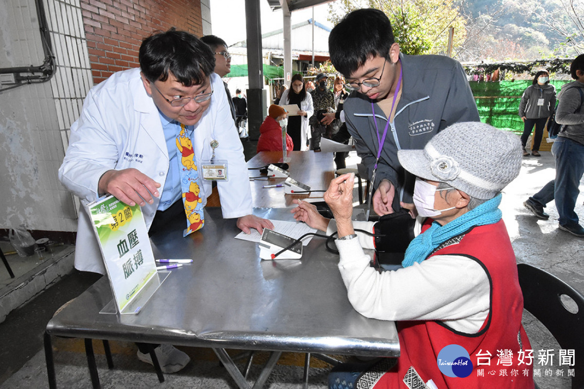 部落長輩接受血壓、脈搏檢測。圖／彰基醫院提供