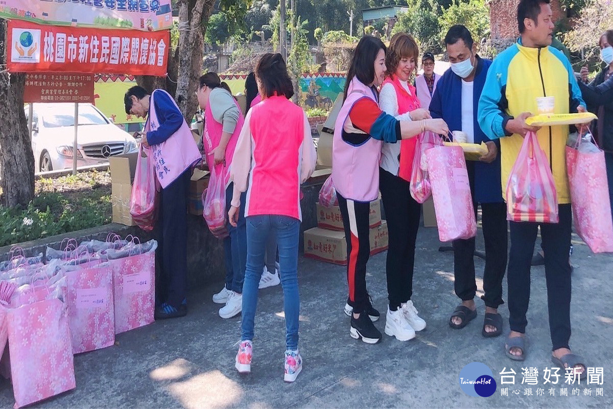 懷著感恩之心回報台灣社會，桃園新住關懷協會偏鄉捐輸愛心發放物資。