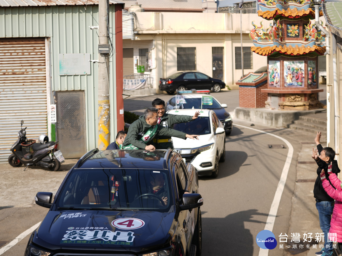 立法院副院長蔡其昌車掃沿途獲民眾熱情回應。