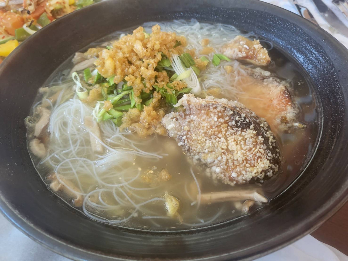 「海之鮮魚米粉雞肉雙饗宴 」以肉質細嫩的鮮魚搭配Q彈新竹米粉，湯頭則以鮮魚骨熬煮八小時，滋味鮮甜濃郁。