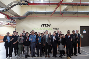微星科技公司致贈中原大學車用充電樁啟用剪綵儀式合影。