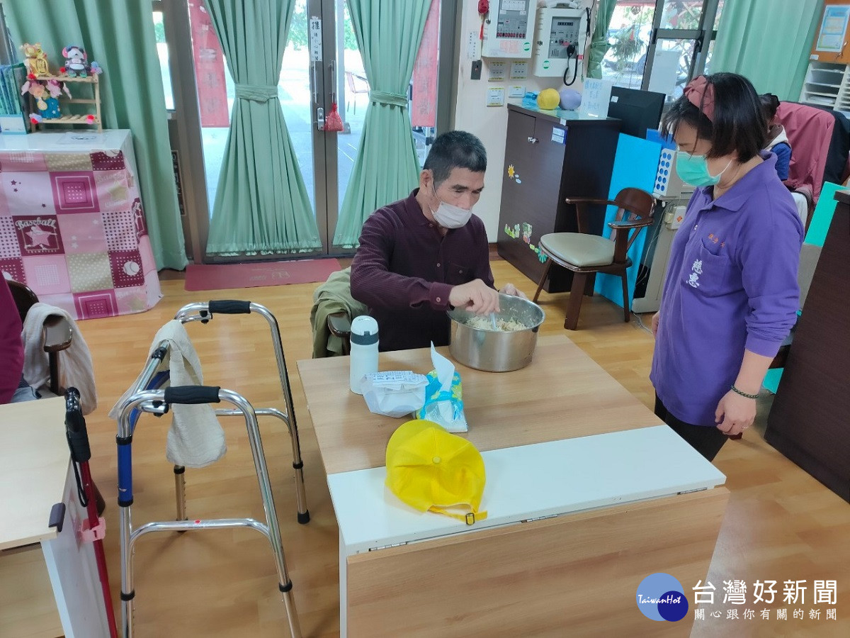 彰化榮服處啟動春節關懷榮民眷 與年邁獨居不便外出之榮民眷進行寒冬圍爐