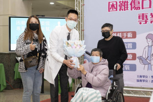 ▲68歲的文黃女士患有糖尿病及高血壓病史，一場意外的車禍，造成雙下肢深度傷口，所幸轉至高醫整形外科經由團隊傷口重建手術治療後，輔以專業的傷口照護，免除雙下肢截肢的危機。