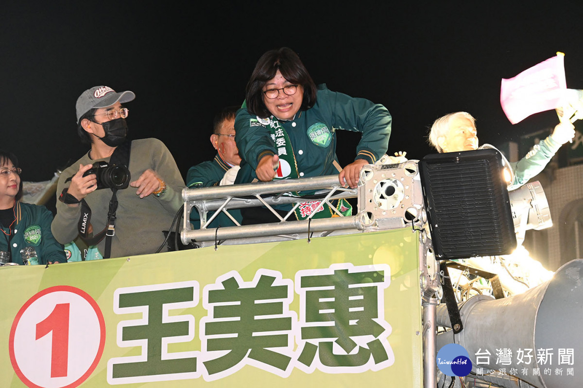 王美惠在戰車上與熱情的支持者揮手／陳致愷攝影