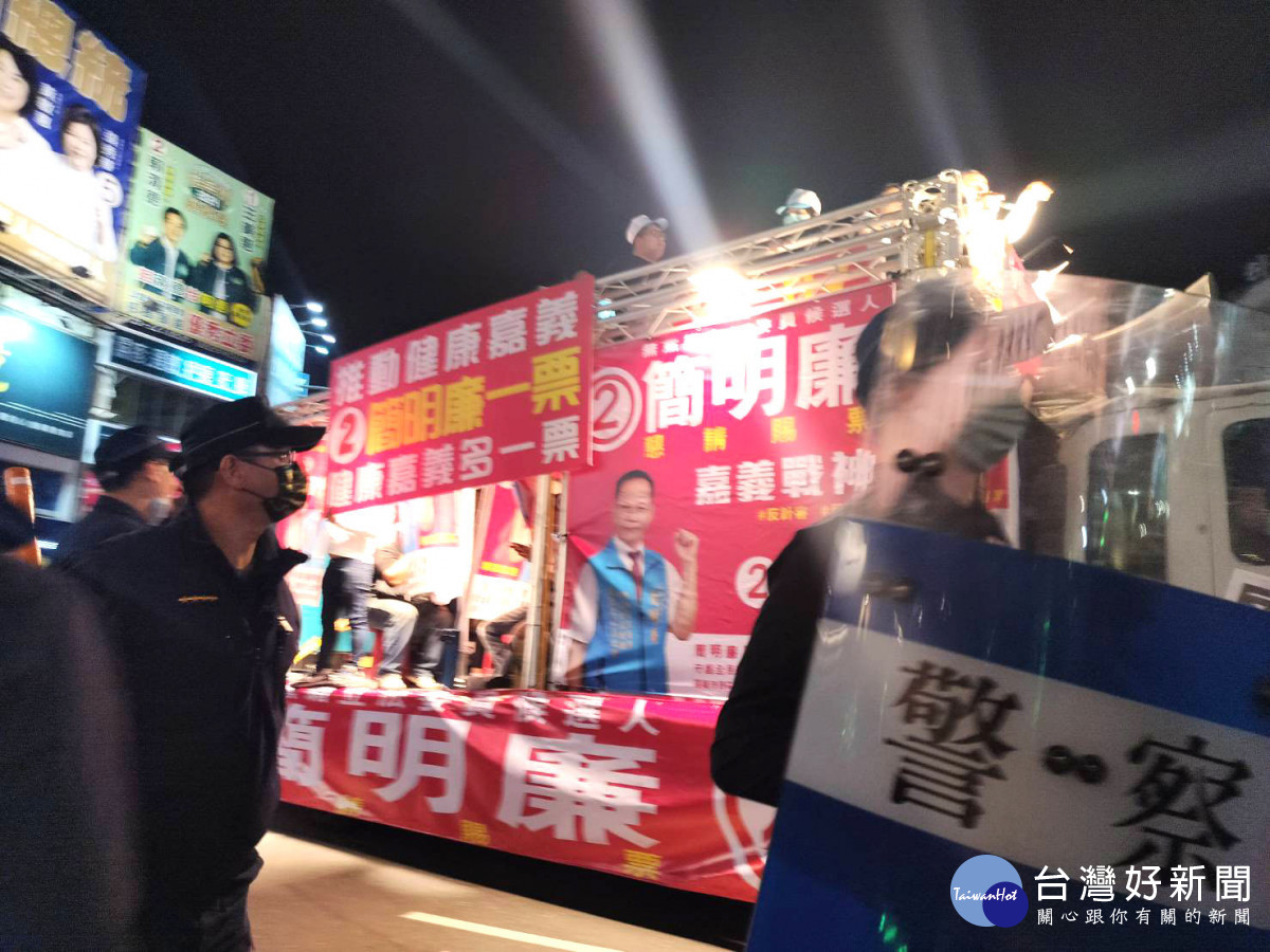 警方以人牆隔開簡明廉遊行隊伍與王美惠支持者／陳致愷攝影