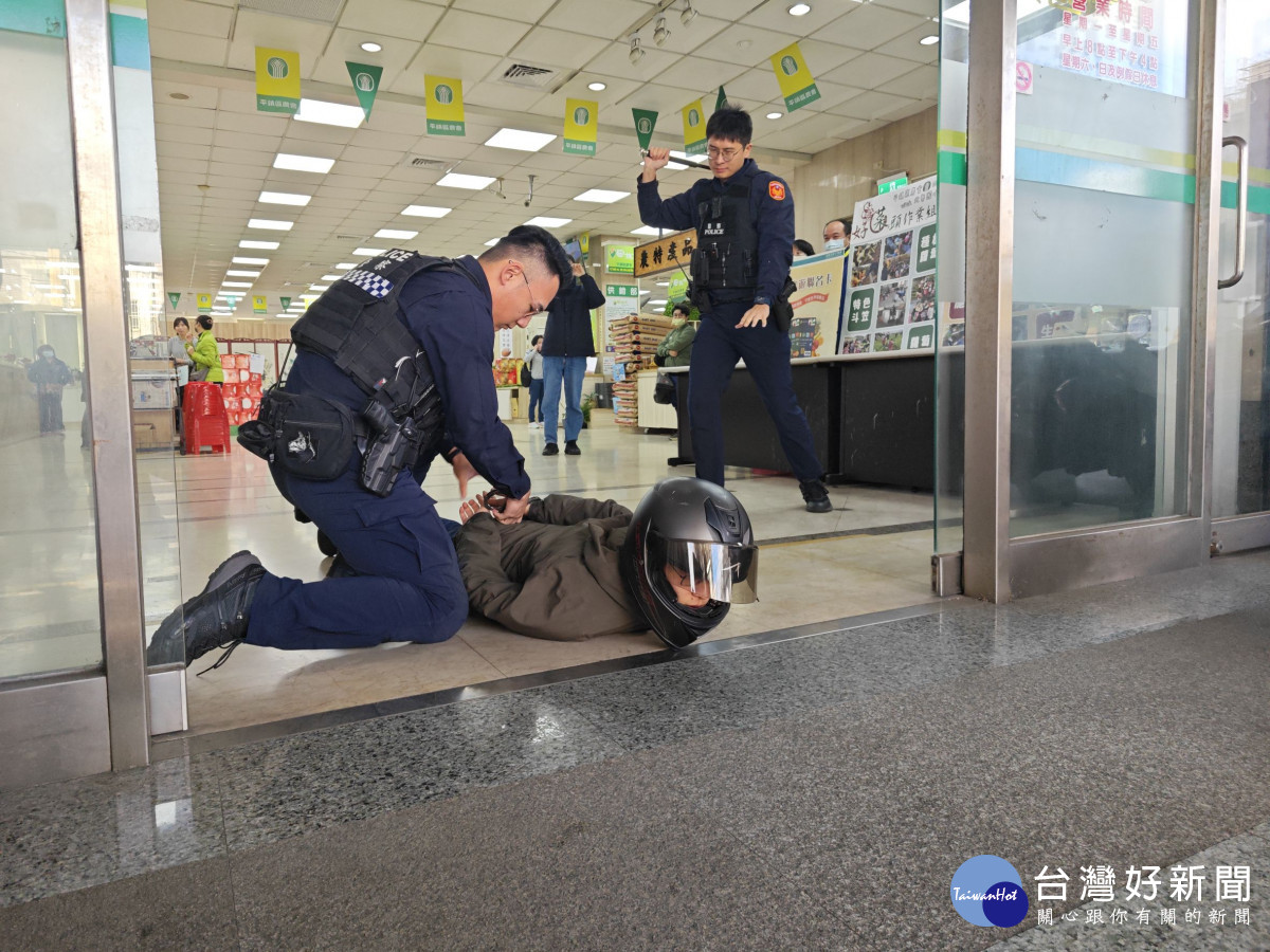 平鎮警分局為加強113年重要節日安全維護工作，與平鎮區農會配合防搶演練及阻詐宣導。<br /><br />
