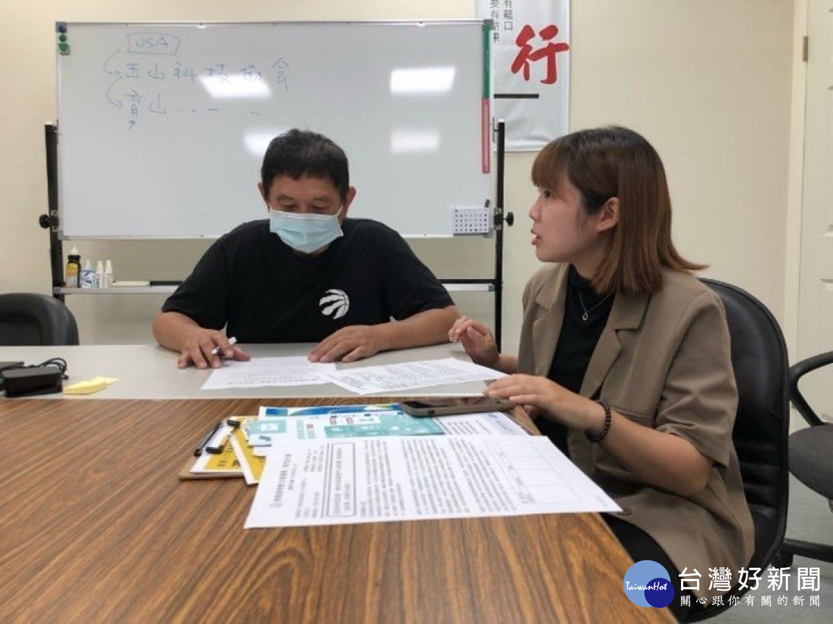 就服員協助彭先生填寫履歷資料。<br />
