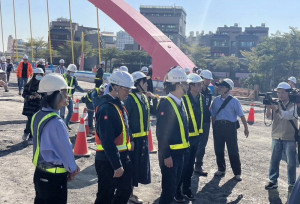 ▲陳其邁現場視察龍德新路往東延橋梁關心工程進度、慰勞施工團隊辛勞。