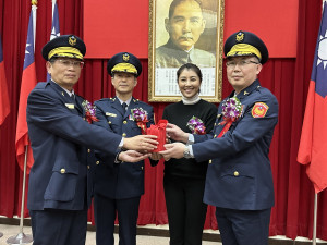 警政署李副署長（左二）、許縣長為警察局長交接印信。（記者扶小萍攝）