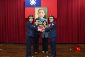 雲林縣警察局舉行卸、新任局長交接典禮，縣長張麗善親自主持，警政委員黃勢清(左二)監交，警政署公關室主任李建民(右一)接任局長，卸任局長林故廷(左一)榮陞新北市警局督察長／雲林縣警局提供
