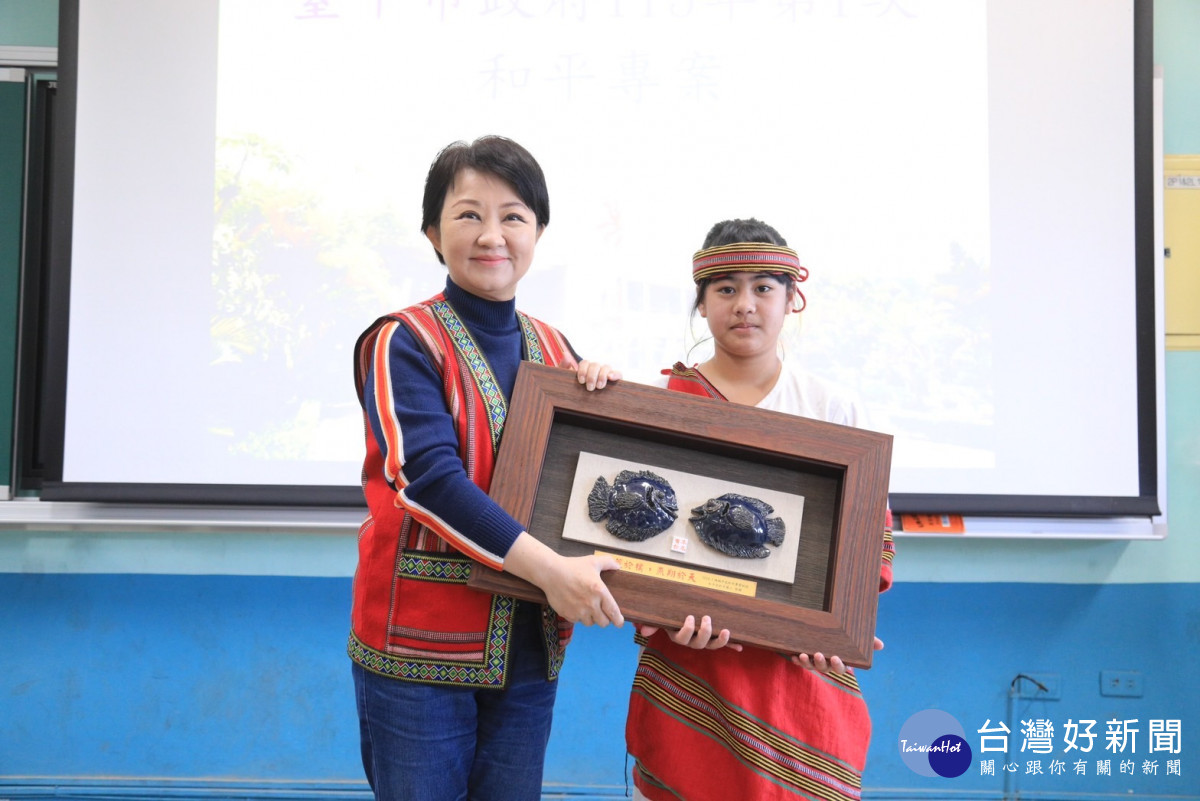 和平國小學童贈送盧秀燕親手製作的陶魚。