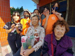 福德國小傳愛走進社區關懷獨居老人。圖／記者鄧富珍翻攝