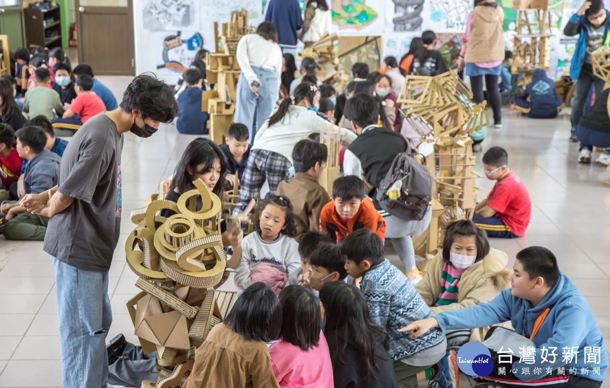 小學生全神貫注地聆聽中原建築王薇涵分享作品的故事。