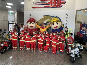 消防局邀幼兒園小朋友做消防體驗營。（記者扶小萍攝）