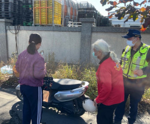 76歲失智黃姓老婦誤牽機車，警方協助歸還原主，並護送黃婦平安返家／警方提供