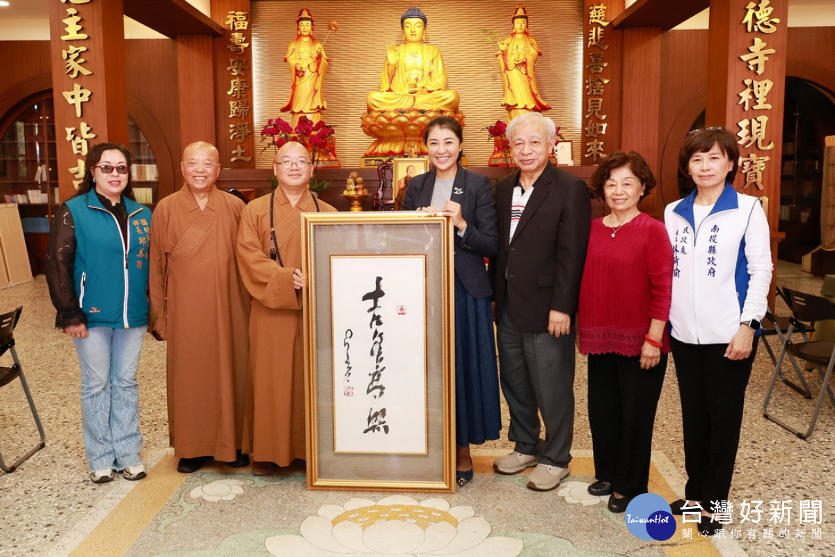 許縣長歡喜受贈並前往大殿點燈向星雲大師銅像致意。（圖/南投縣府提供）<br /><br />
<br /><br />
