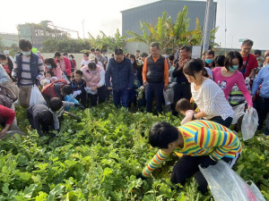 草屯鎮長簡景賢與代表會主席陳文忠也到場同樂。（草屯公所提供）