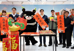 ▲陳其邁開箱《騰龍獻瑞》春聯、《興隆平安》斗方春聯及開運小紅包、《高雄龍好》賀卡等，預祝市民朋友新的一年興隆平安、好運攏總來。