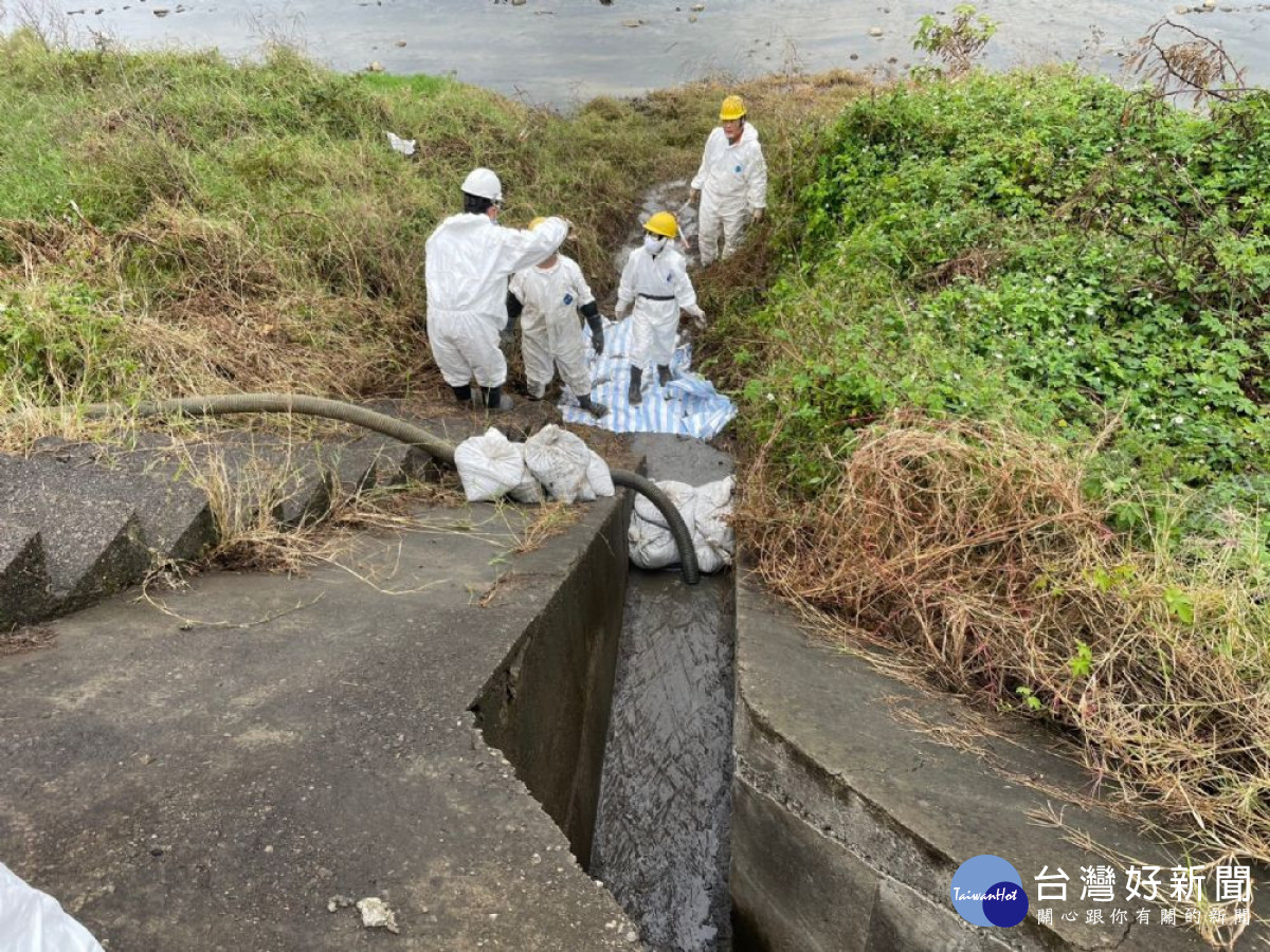 科慕觀音廠管線破裂造成大堀溪死魚，環保局立即告發並要求妥善清理。<br />
