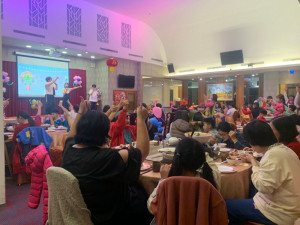▲家防中心攜手蘭馨交流協會辦理餐敘，現場還有猜謎及手作造型氣球等活動溫馨感人，共計100多人參加。