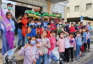▲祥獅獻瑞，梓官戶所與民眾提前歡慶迎新年。