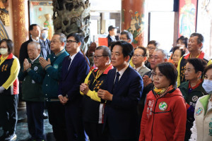 ▲陳其邁陪同賴清德副總統至元帝廟參香祈福。